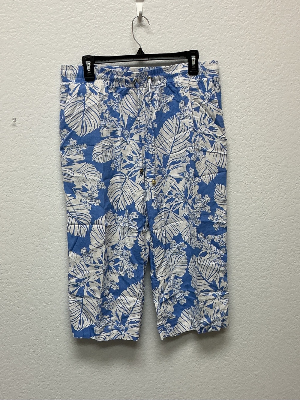 Anne Klein Light Blue and White Floral Capris